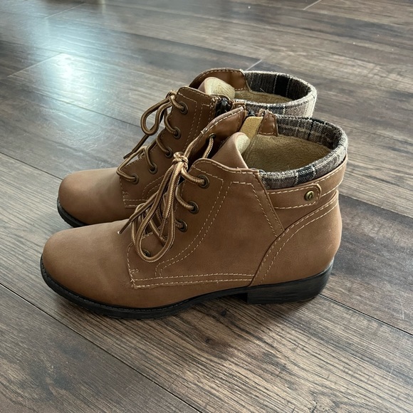 Women’s Water Resistant Chelsea Boot - Picture 4 of 5